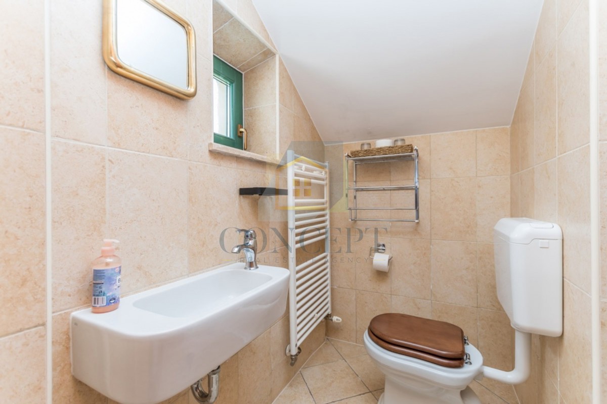 Poreč, okolica, Prekrasna kamena hiša z velikim vrtom in bazenom, 12 km od morja