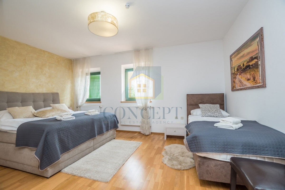 Poreč, okolica, Prekrasna kamena hiša z velikim vrtom in bazenom, 12 km od morja