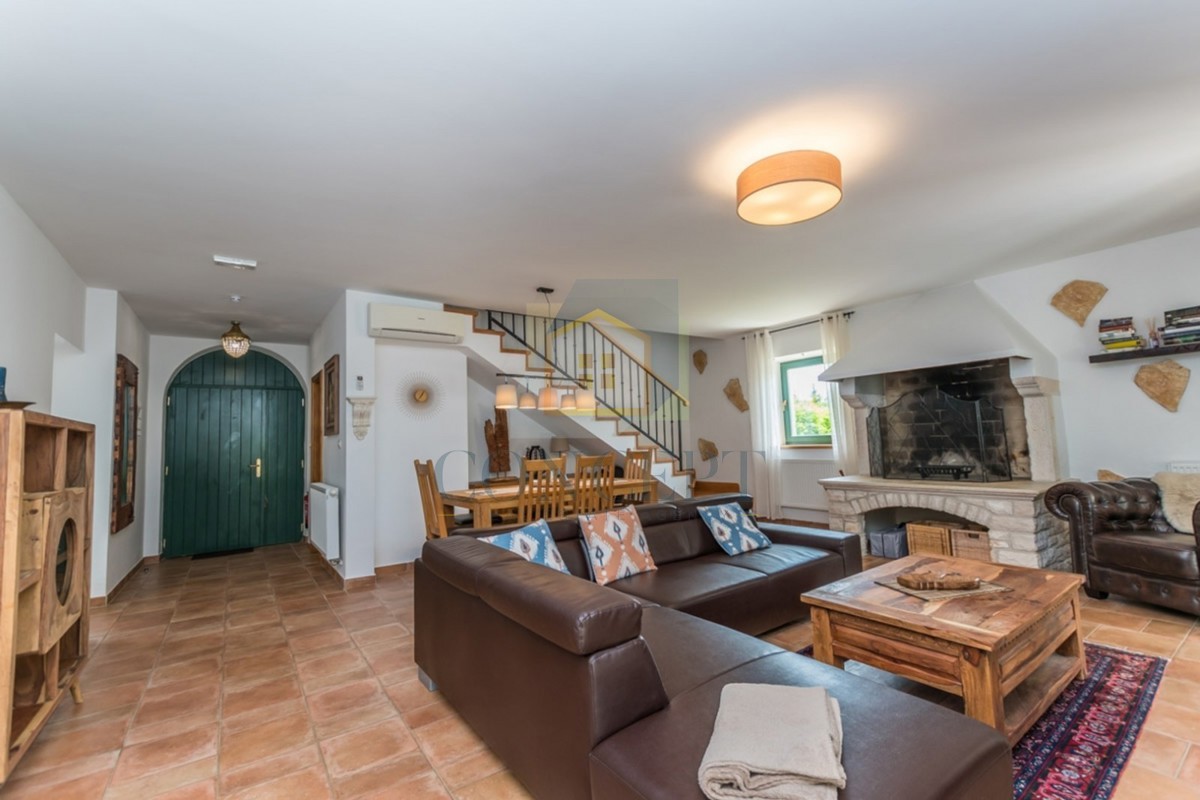 Poreč, okolica, Prekrasna kamena hiša z velikim vrtom in bazenom, 12 km od morja