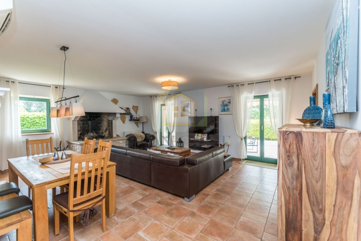 Poreč, okolica, Prekrasna kamena hiša z velikim vrtom in bazenom, 12 km od morja