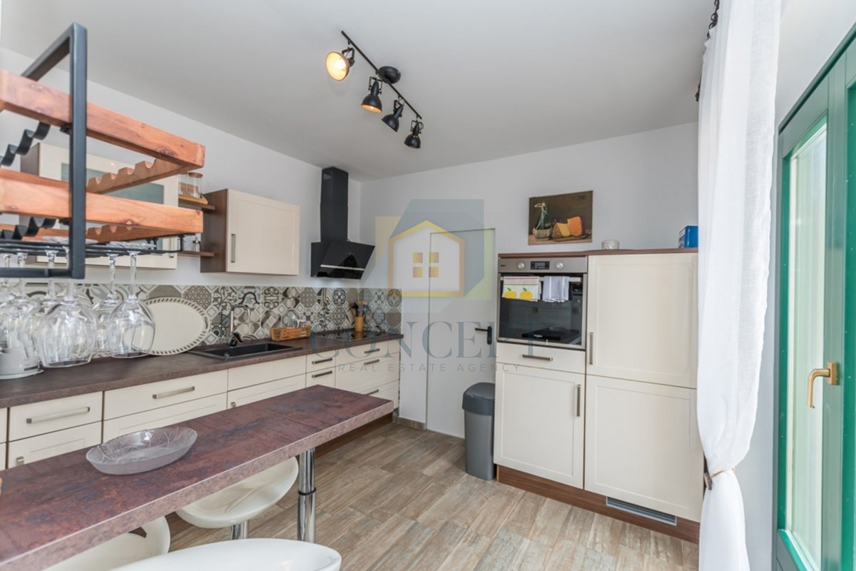 Poreč, okolica, Prekrasna kamena hiša z velikim vrtom in bazenom, 12 km od morja