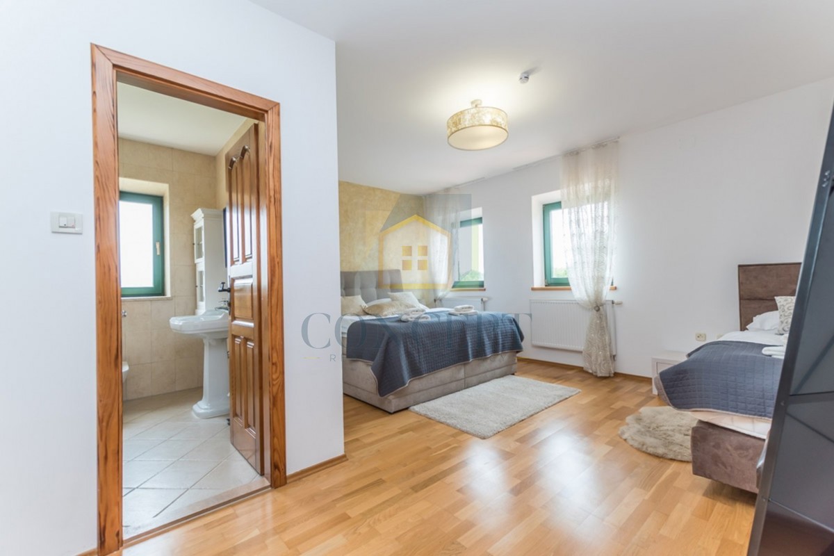 Poreč, okolica, Prekrasna kamena hiša z velikim vrtom in bazenom, 12 km od morja