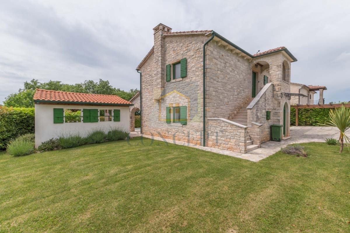 Poreč, okolica, Prekrasna kamena hiša z velikim vrtom in bazenom, 12 km od morja