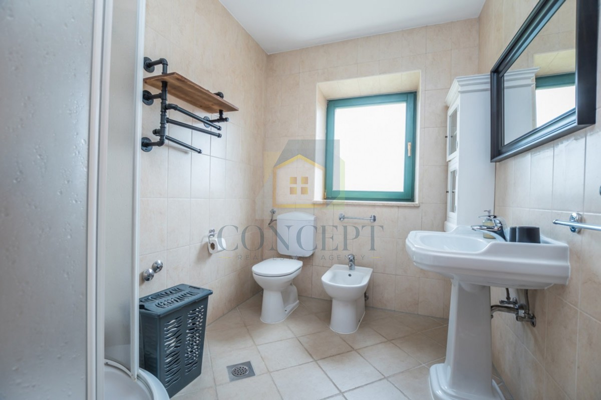 Poreč, okolica, Prekrasna kamena hiša z velikim vrtom in bazenom, 12 km od morja