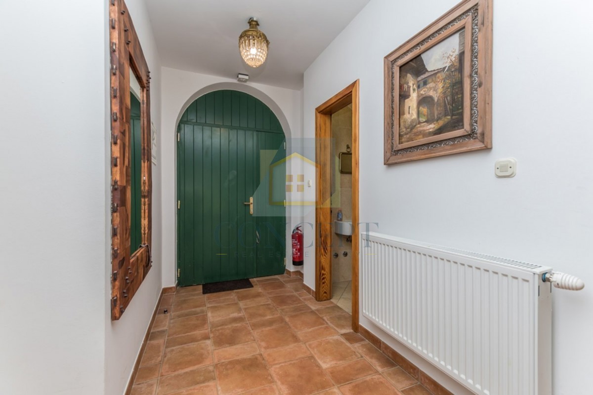 Poreč, okolica, Prekrasna kamena hiša z velikim vrtom in bazenom, 12 km od morja