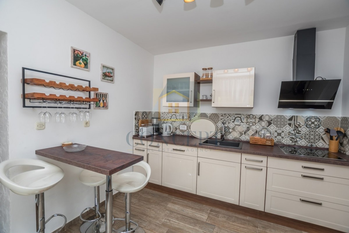 Poreč, okolica, Prekrasna kamena hiša z velikim vrtom in bazenom, 12 km od morja