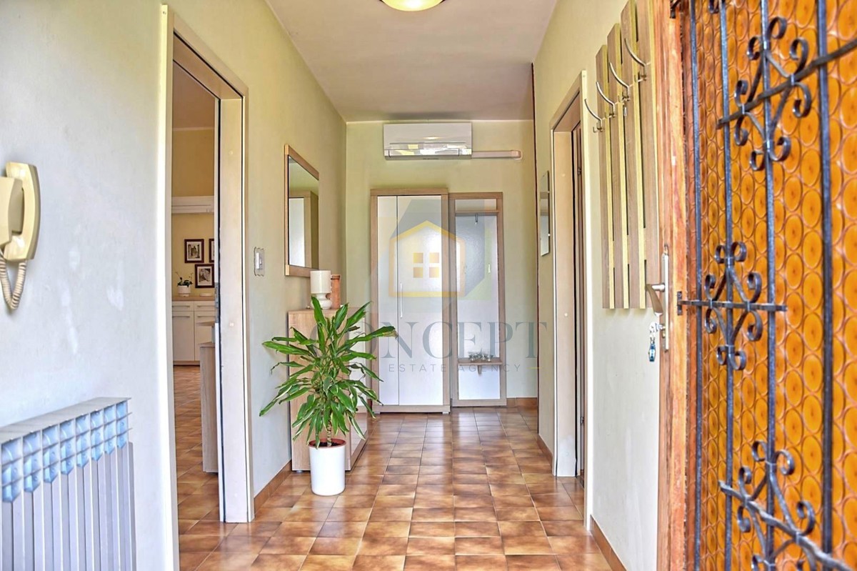 Poreč, Funtana, Prostorna hiša z veliko parcelo, 400 m od morja