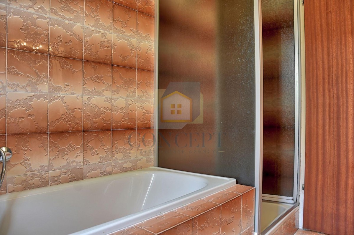 Poreč, Funtana, Prostorna hiša z veliko parcelo, 400 m od morja