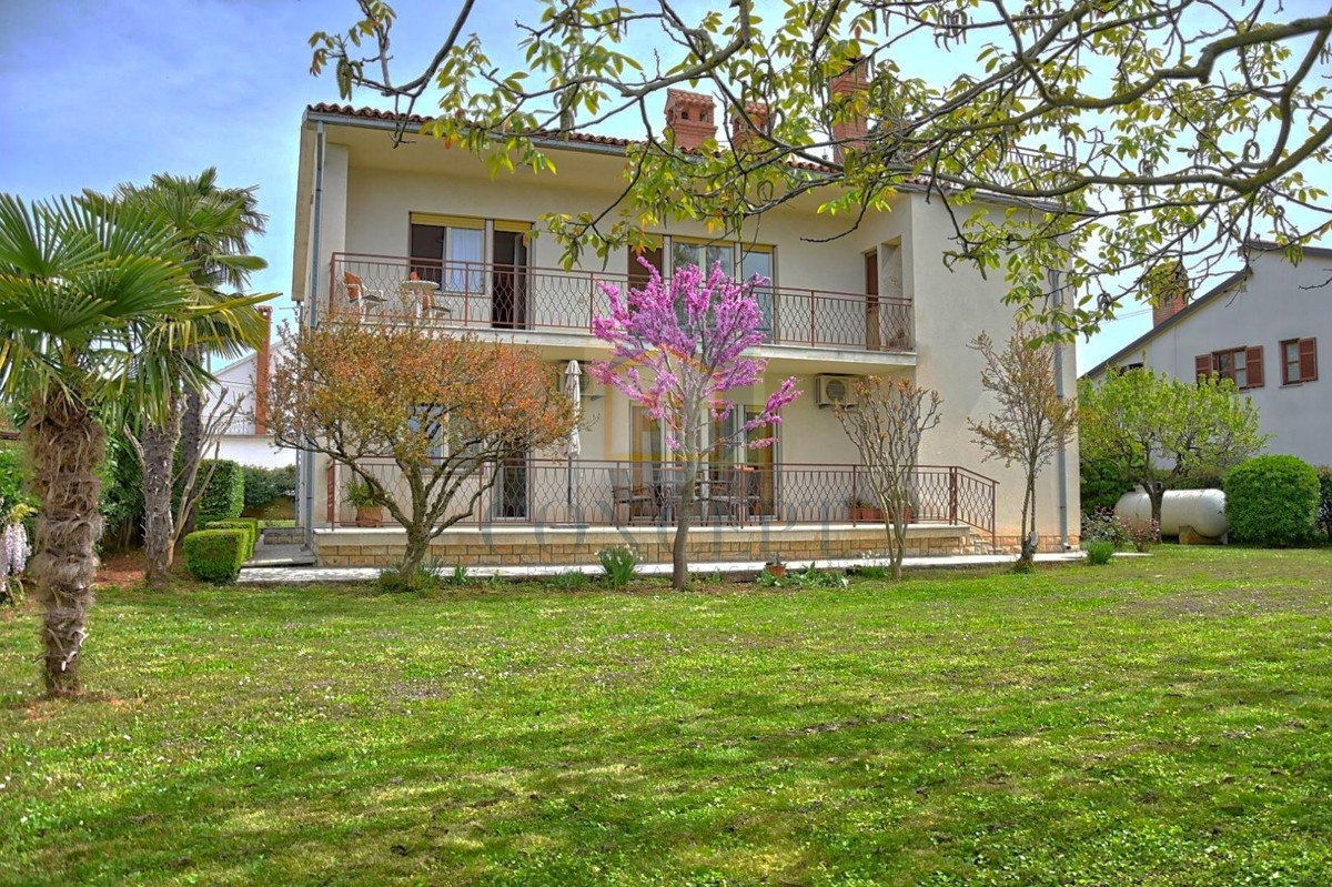 Poreč, Funtana, Prostorna hiša z veliko parcelo, 400 m od morja