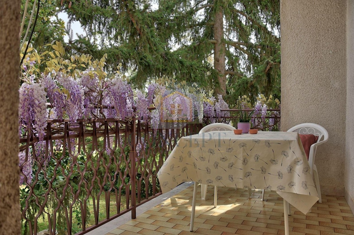 Poreč, Funtana, Prostorna hiša z veliko parcelo, 400 m od morja