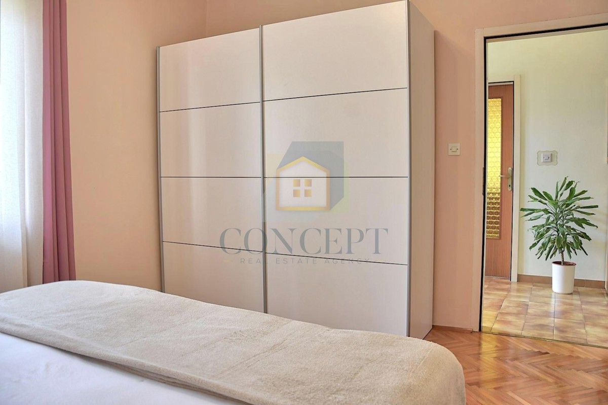 Poreč, Funtana, Prostorna hiša z veliko parcelo, 400 m od morja