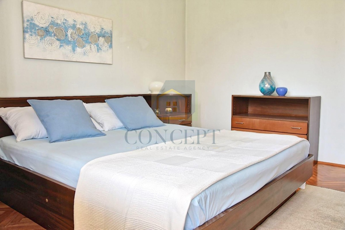 Poreč, Funtana, Prostorna hiša z veliko parcelo, 400 m od morja