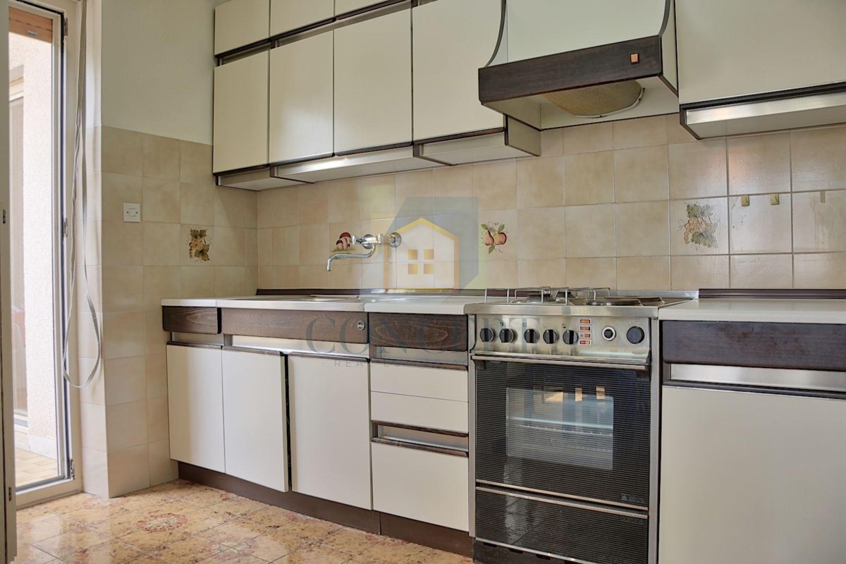 Poreč, Funtana, Prostorna hiša z veliko parcelo, 400 m od morja