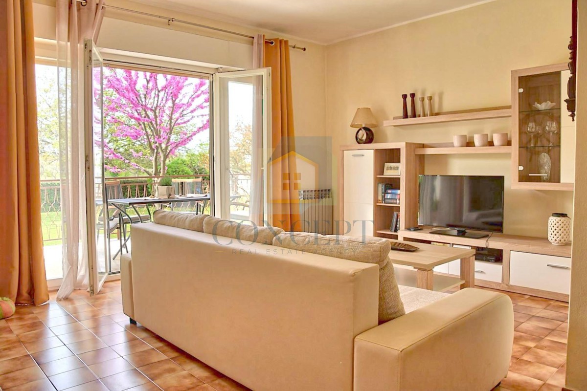 Poreč, Funtana, Prostorna hiša z veliko parcelo, 400 m od morja