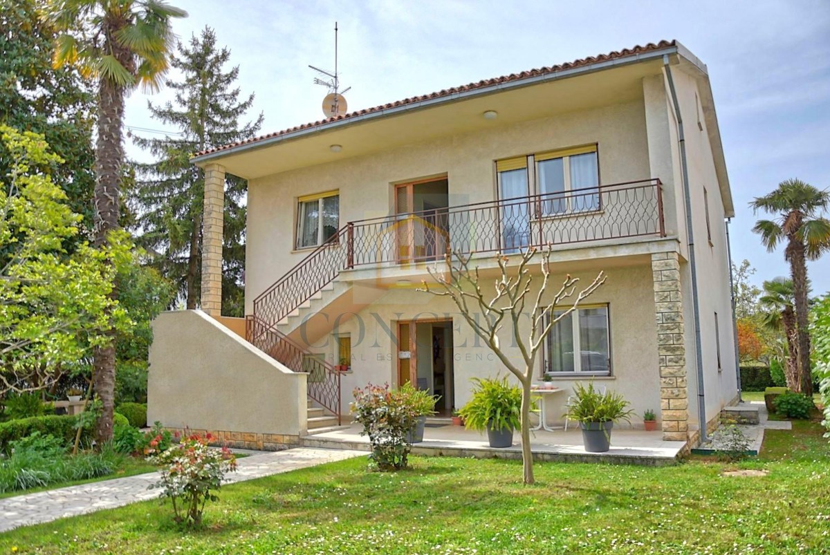 Poreč, Funtana, Prostorna hiša z veliko parcelo, 400 m od morja