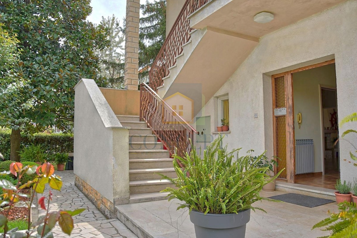 Poreč, Funtana, Prostorna hiša z veliko parcelo, 400 m od morja