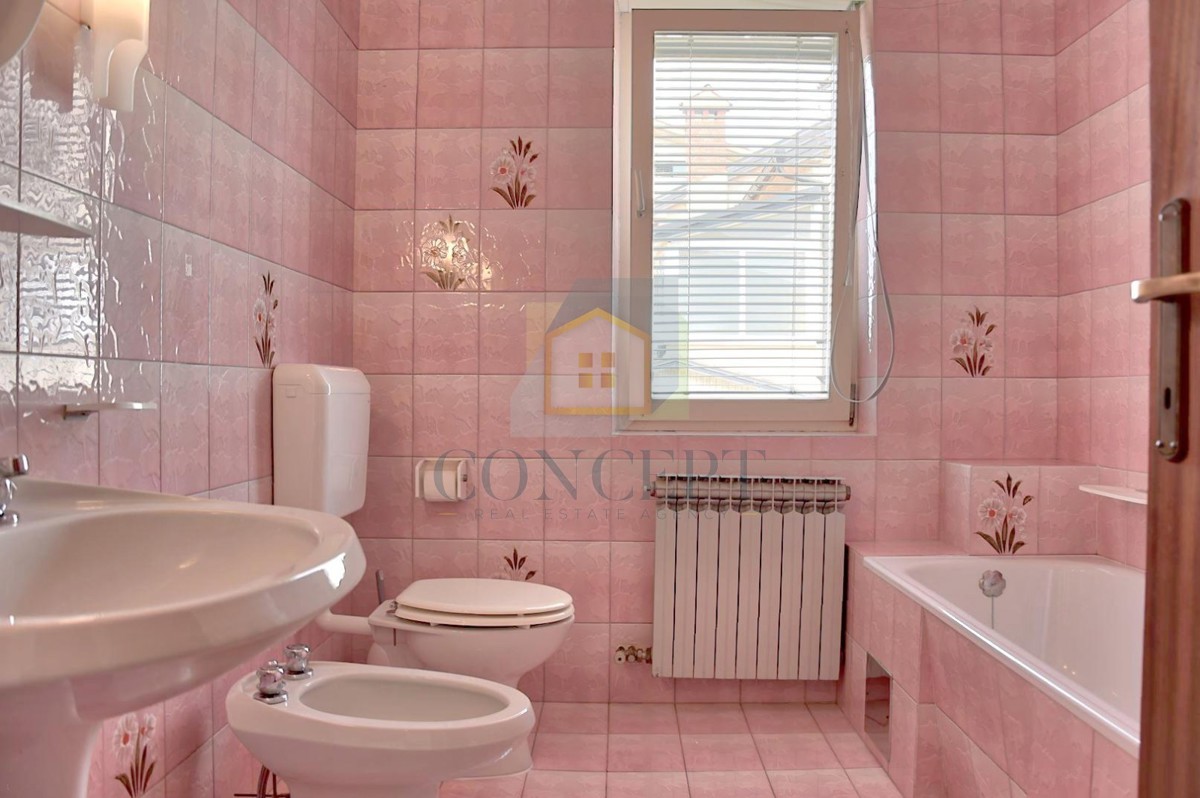 Poreč, Funtana, Prostorna hiša z veliko parcelo, 400 m od morja