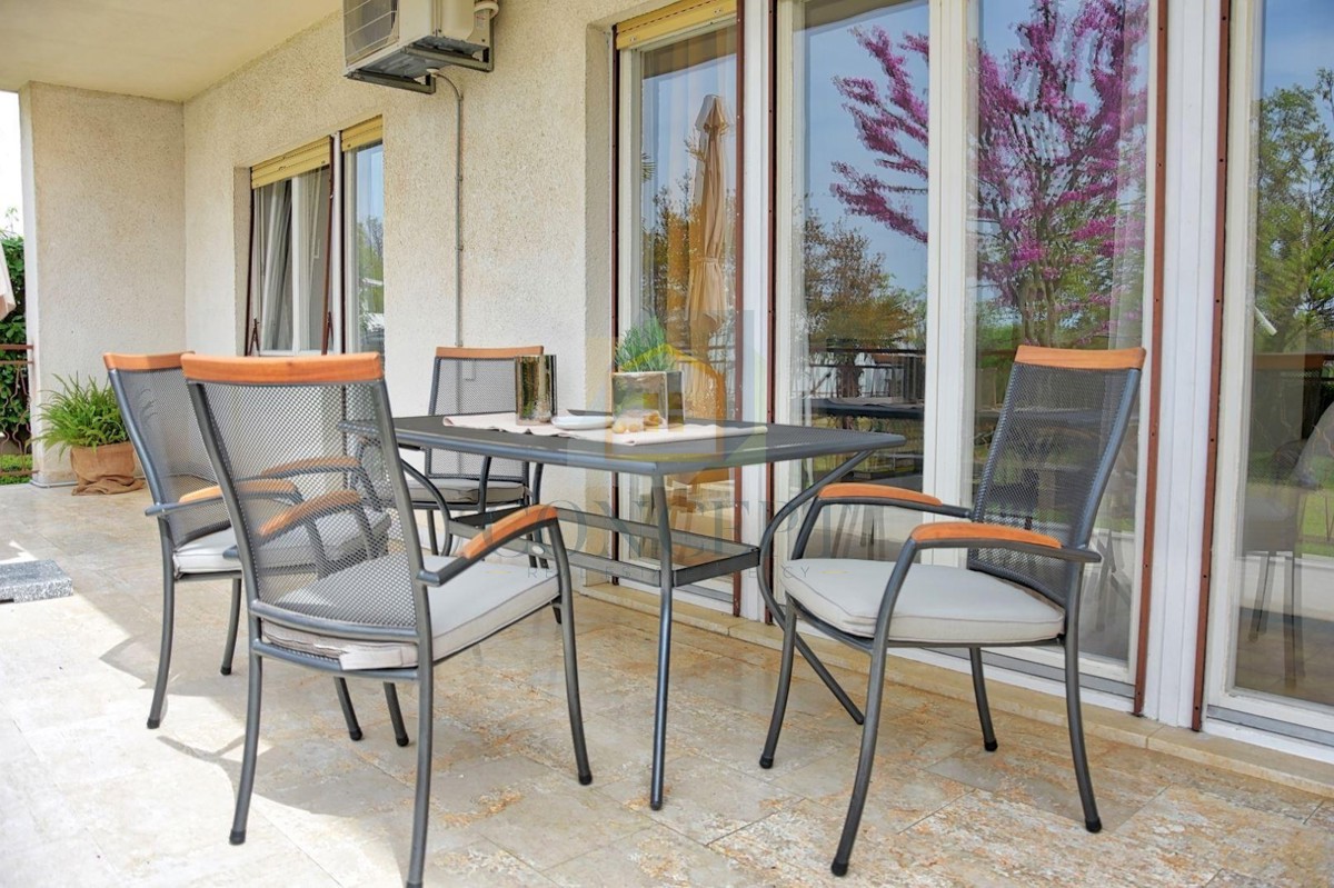 Poreč, Funtana, Prostorna hiša z veliko parcelo, 400 m od morja