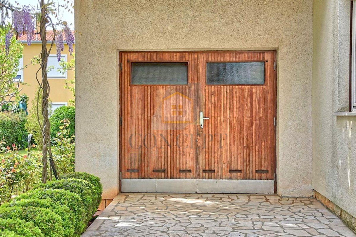 Poreč, Funtana, Prostorna hiša z veliko parcelo, 400 m od morja