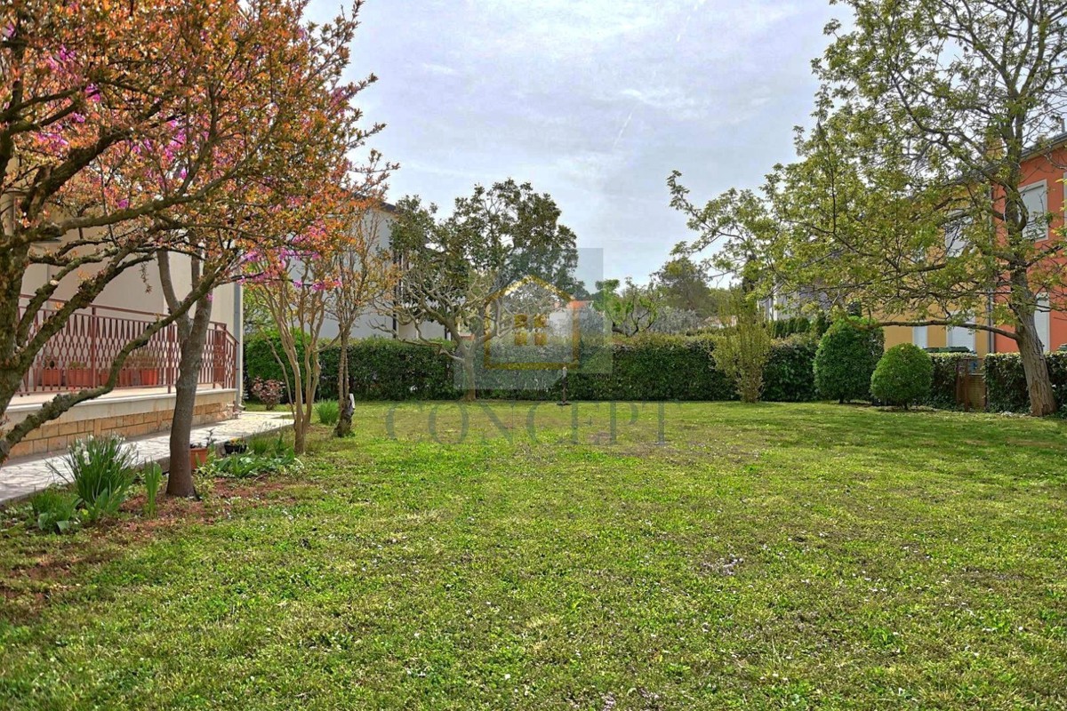 Poreč, Funtana, Prostorna hiša z veliko parcelo, 400 m od morja