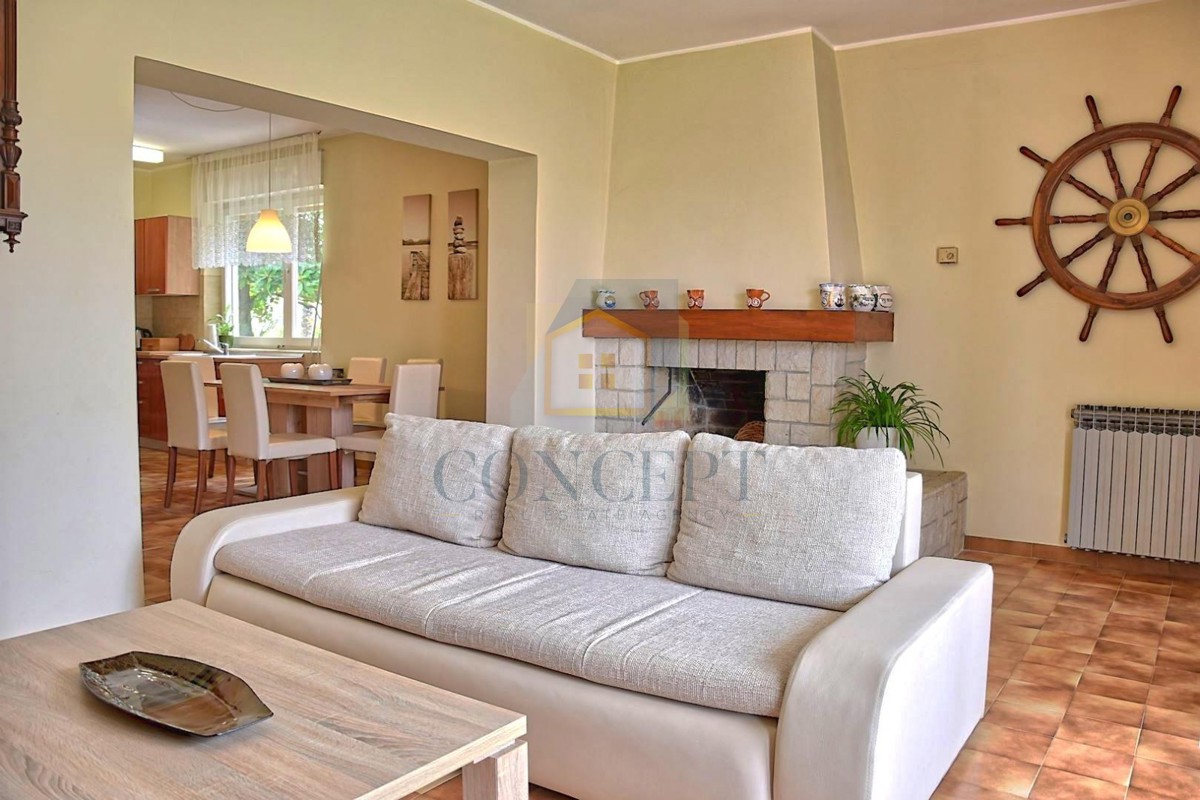 Poreč, Funtana, Prostorna hiša z veliko parcelo, 400 m od morja