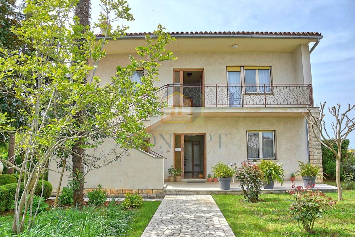 Poreč, Funtana, Prostorna hiša z veliko parcelo, 400 m od morja