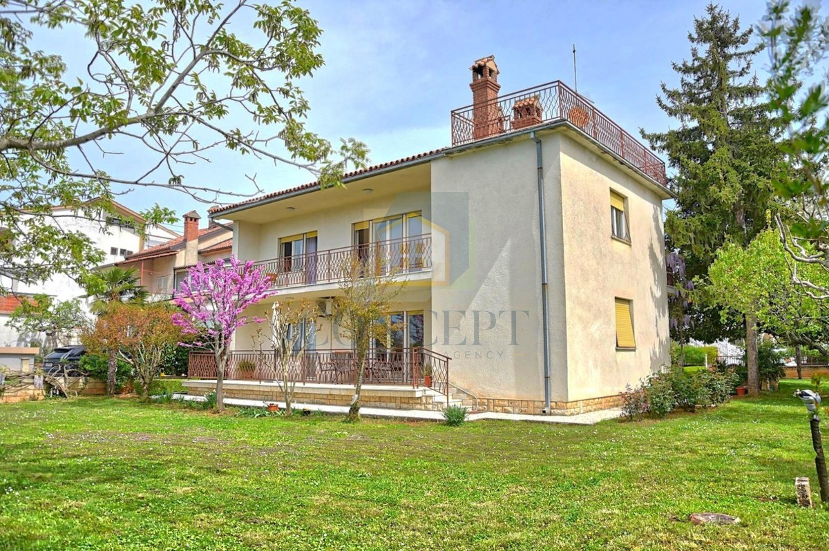 Poreč, Funtana, Prostorna hiša z veliko parcelo, 400 m od morja