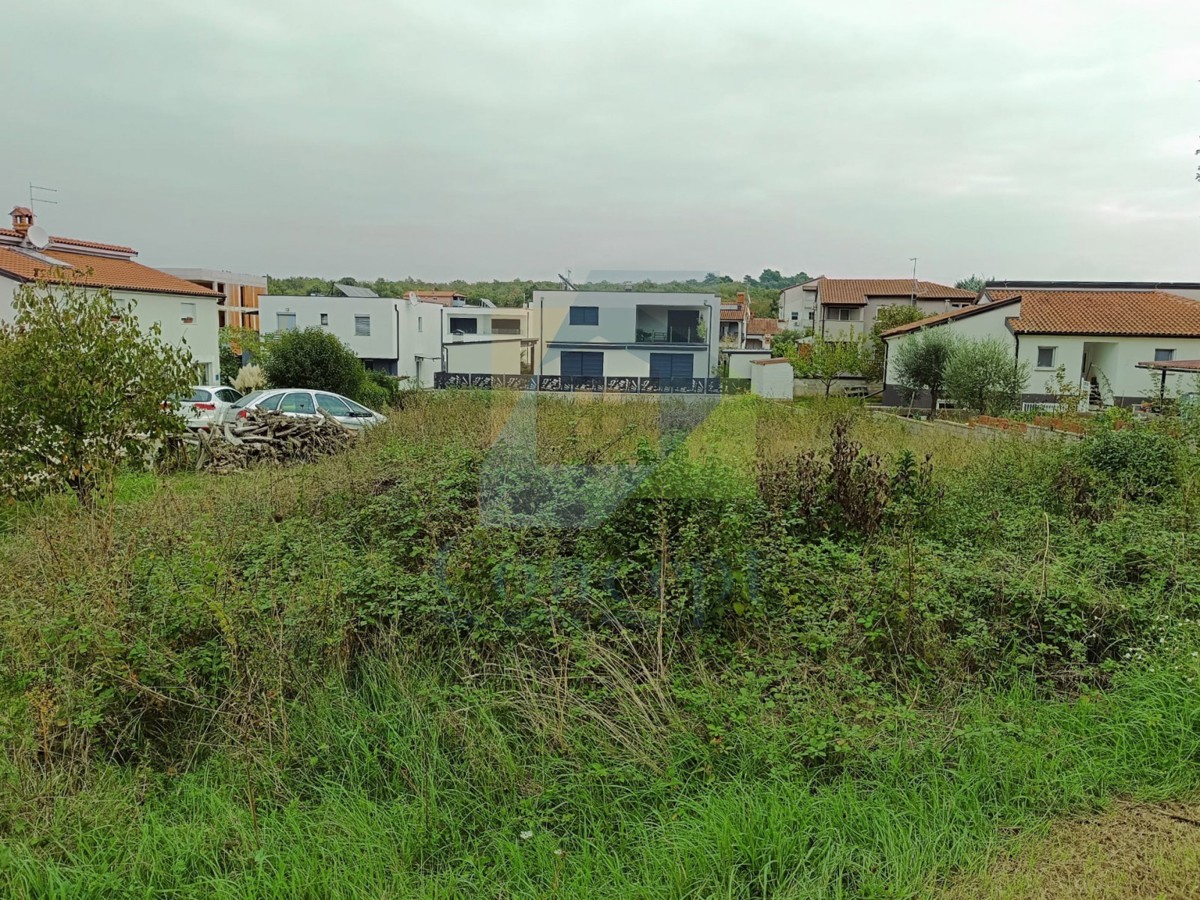 Poreč, Gradbena parcela za izgradnjo dvojnega objekta 2 km od morja