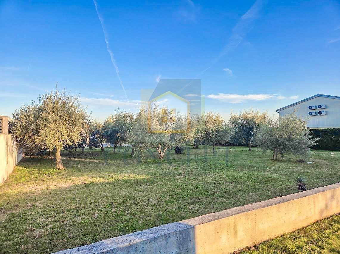 Poreč, okolica, Gradbena parcela na odlični lokaciji, 11 km od morja