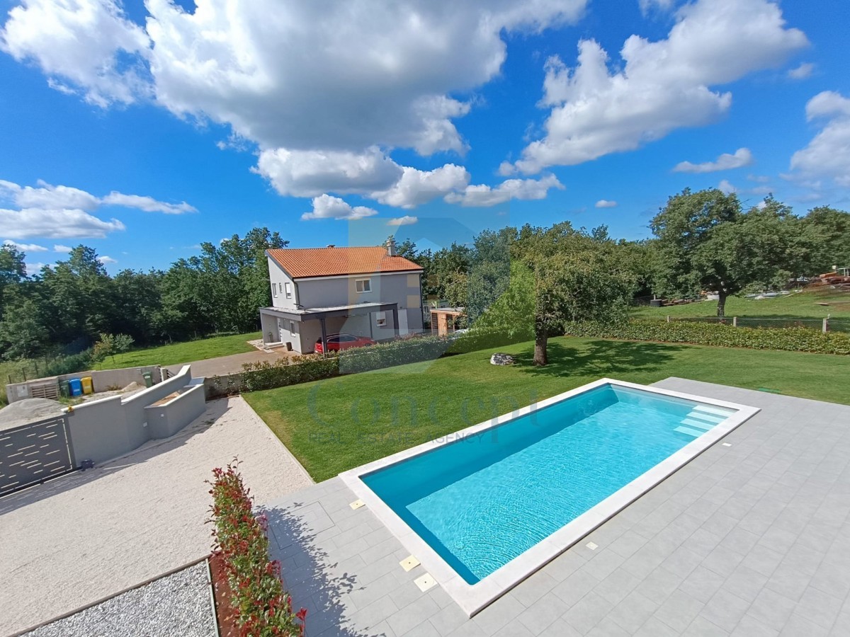 Poreč, okolica, Moderna hiša s bazenom na mirni lokaciji 5 km od morja