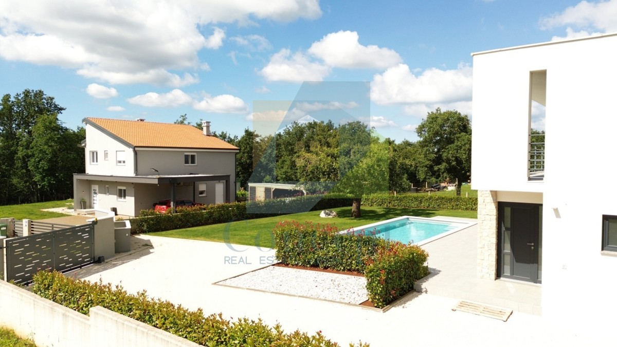 Poreč, okolica, Moderna hiša s bazenom na mirni lokaciji 5 km od morja