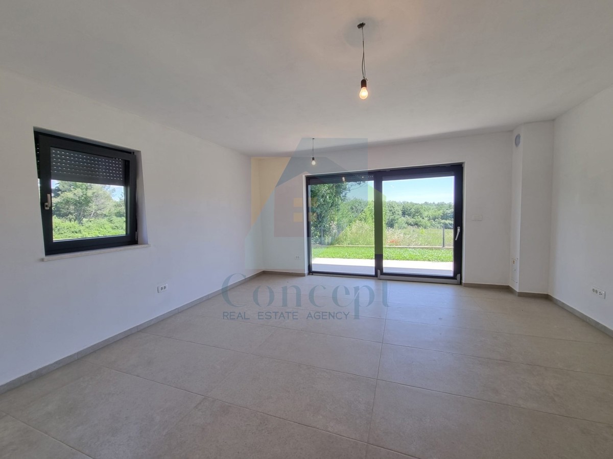 Poreč, okolica, Stan v pritličju s 3 spalnicami in vrtom, 1 km od morja