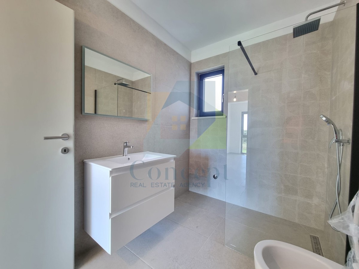 Poreč, okolica, Stan v pritličju s 3 spalnicami in vrtom, 1 km od morja