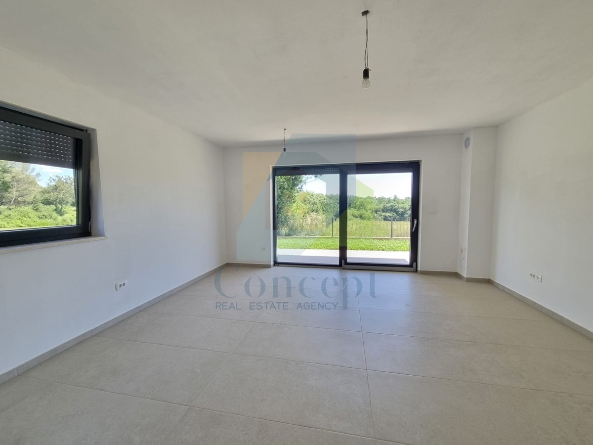 Poreč, okolica, Stan v pritličju s 3 spalnicami in vrtom, 1 km od morja