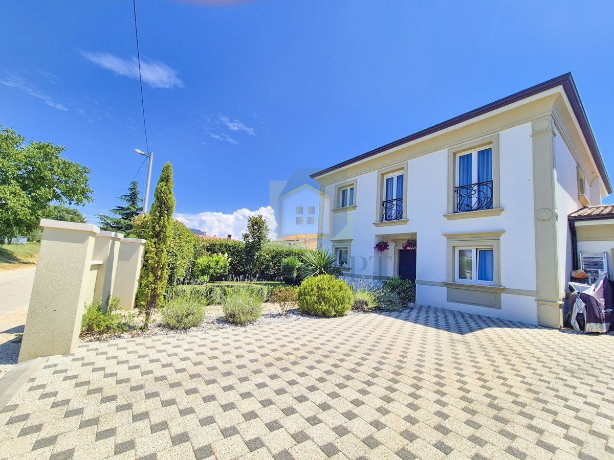 Poreč, okolica, Luksuzna dvojna hiša s bazenom na mirni lokaciji, 5 km od morja