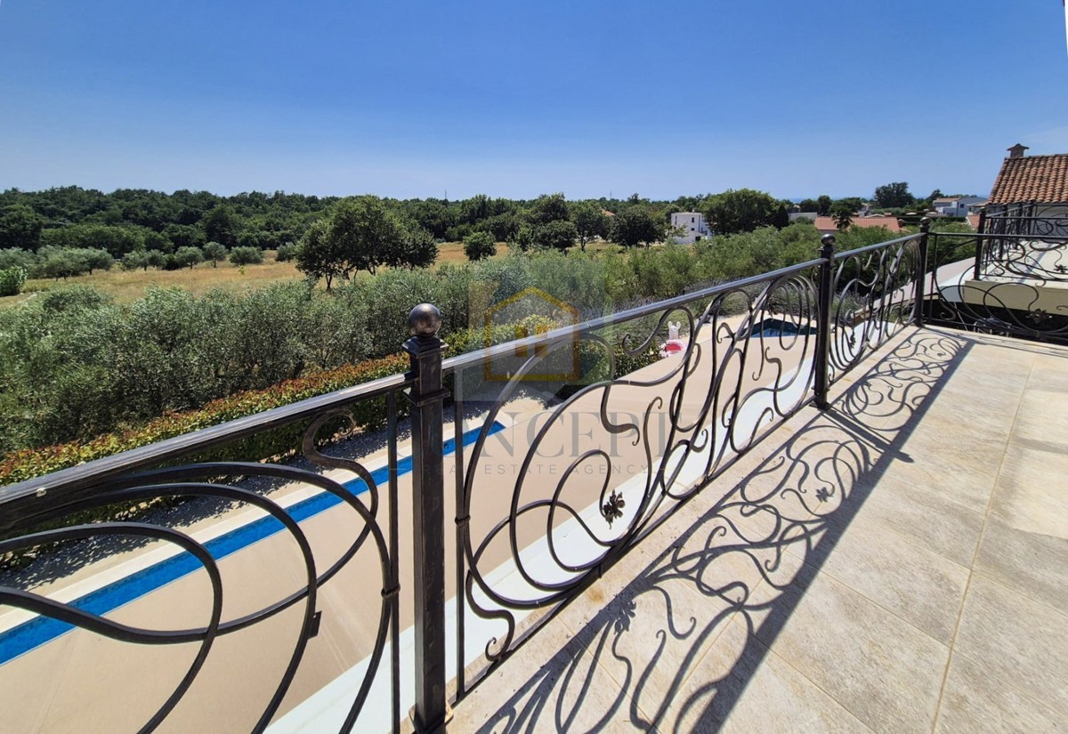 Poreč, okolica, Luksuzna dvojna hiša s bazenom na mirni lokaciji, 5 km od morja