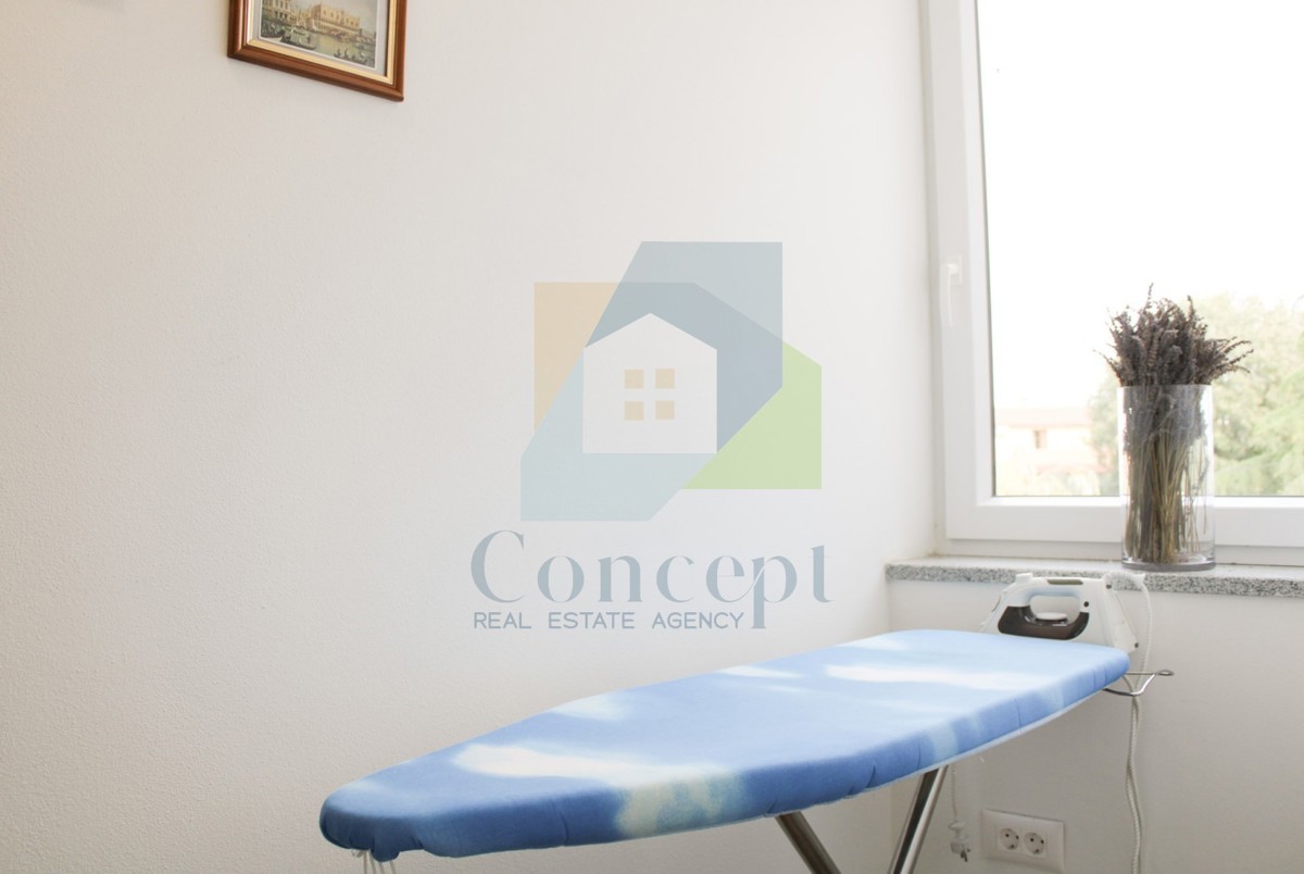 Poreč, okolica, Luksuzno stanovanje v drugem nadstropju s pogledom na morje