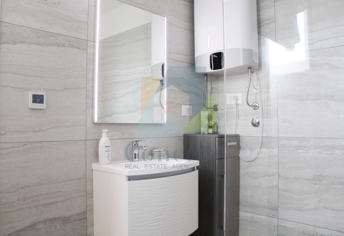 Poreč, okolica, Luksuzno stanovanje v drugem nadstropju s pogledom na morje