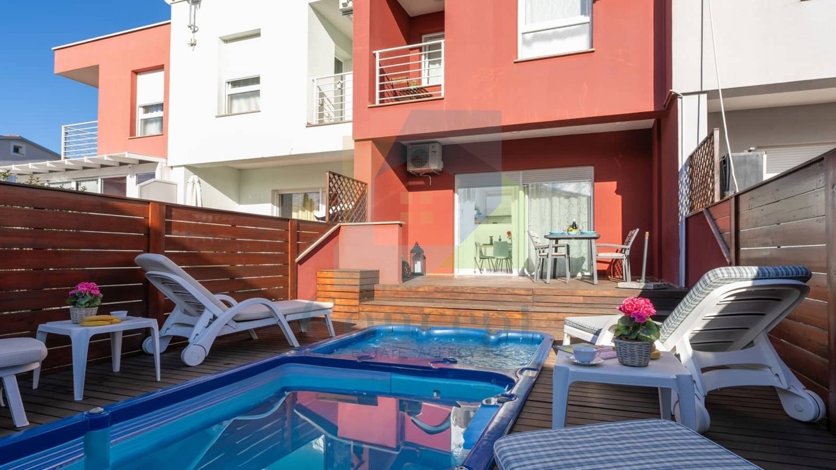 Umag, okolica, Moderna hiša v nizu na odlični lokaciji, 1300 m od morja