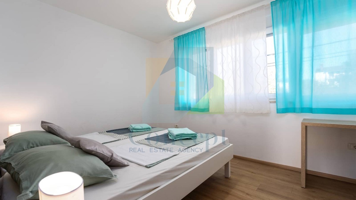 Umag, okolica, Moderna hiša v nizu na odlični lokaciji, 1300 m od morja