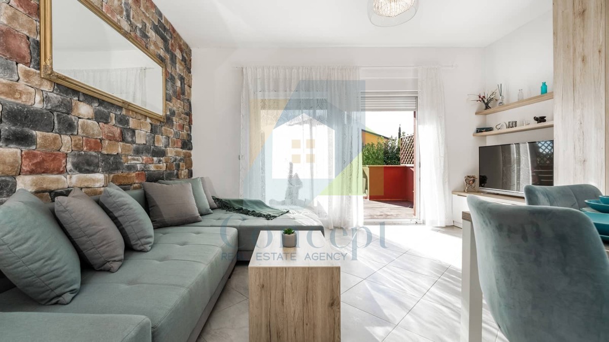 Umag, okolica, Moderna hiša v nizu na odlični lokaciji, 1300 m od morja