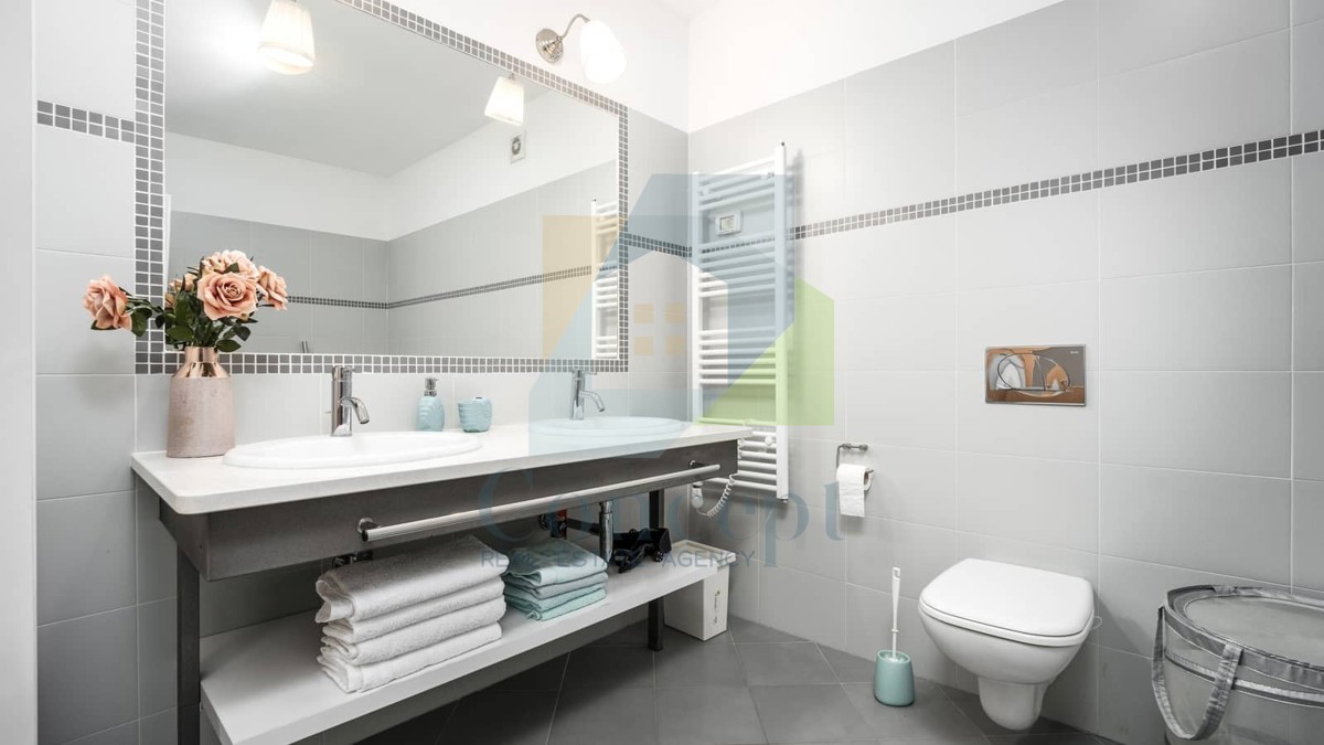 Umag, okolica, Moderna hiša v nizu na odlični lokaciji, 1300 m od morja