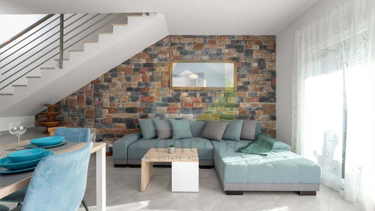 Umag, okolica, Moderna hiša v nizu na odlični lokaciji, 1300 m od morja