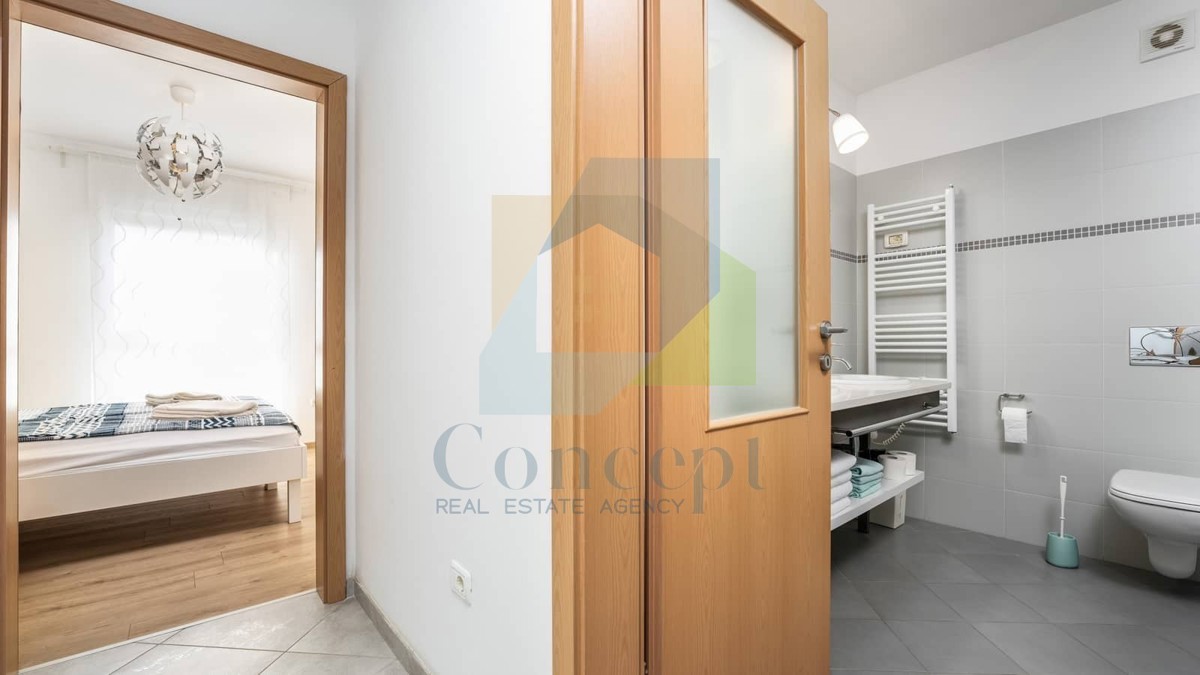 Umag, okolica, Moderna hiša v nizu na odlični lokaciji, 1300 m od morja