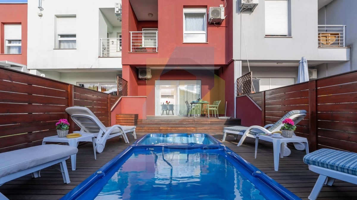 Umag, okolica, Moderna hiša v nizu na odlični lokaciji, 1300 m od morja