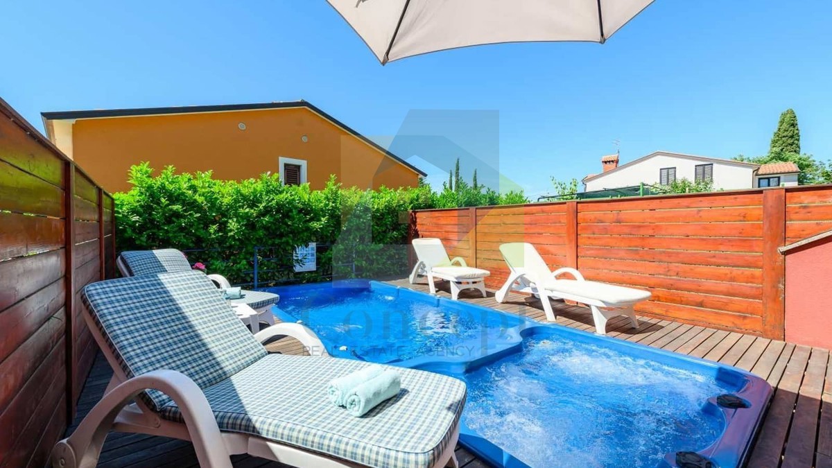 Umag, okolica, Moderna hiša v nizu na odlični lokaciji, 1300 m od morja