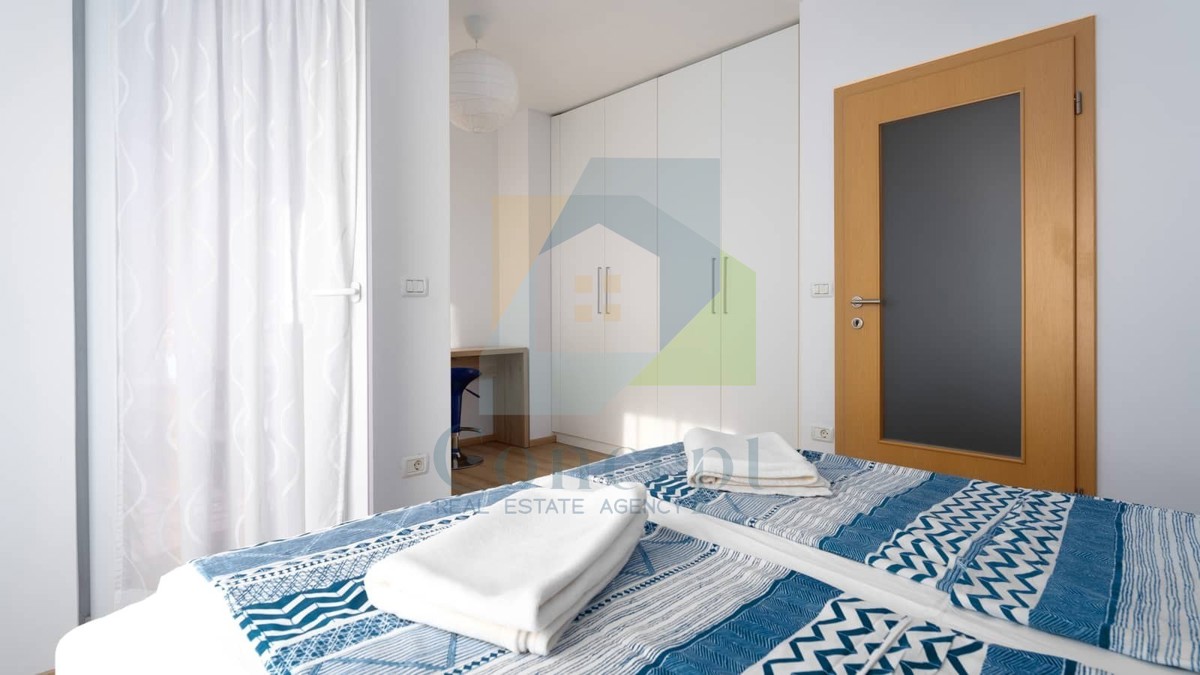 Umag, okolica, Moderna hiša v nizu na odlični lokaciji, 1300 m od morja