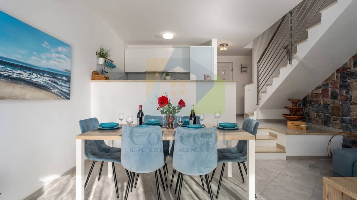 Umag, okolica, Moderna hiša v nizu na odlični lokaciji, 1300 m od morja