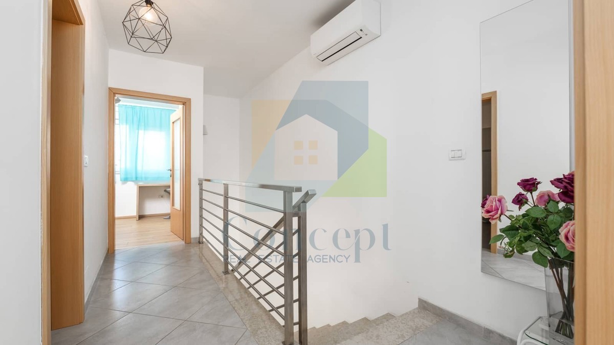 Umag, okolica, Moderna hiša v nizu na odlični lokaciji, 1300 m od morja