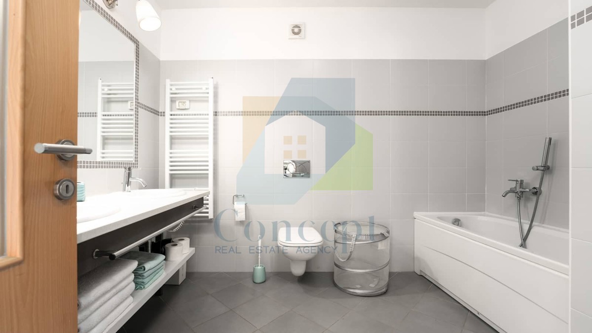 Umag, okolica, Moderna hiša v nizu na odlični lokaciji, 1300 m od morja